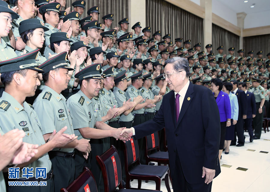 8月7日，中共中央政治局常委、全國政協(xié)主席、中央代表團(tuán)團(tuán)長俞正聲率代表團(tuán)部分成員分別赴內(nèi)蒙古軍區(qū)、武警內(nèi)蒙古總隊(duì)、武警內(nèi)蒙古森林總隊(duì)慰問，并會見自治區(qū)政法干警代表。這是俞正聲會見內(nèi)蒙古軍區(qū)指戰(zhàn)員。新華社記者 張領(lǐng) 攝