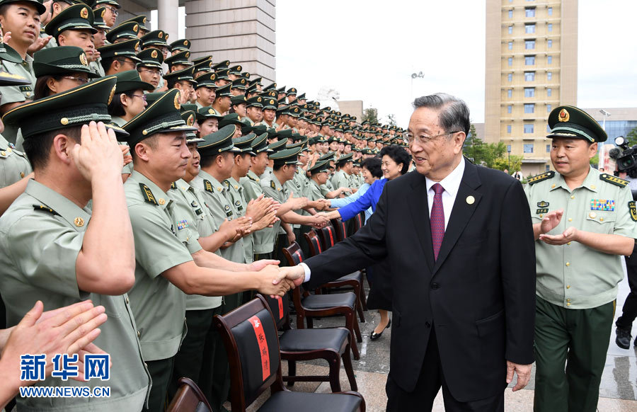 8月7日，中共中央政治局常委、全國政協(xié)主席、中央代表團(tuán)團(tuán)長俞正聲率代表團(tuán)部分成員分別赴內(nèi)蒙古軍區(qū)、武警內(nèi)蒙古總隊(duì)、武警內(nèi)蒙古森林總隊(duì)慰問，并會見自治區(qū)政法干警代表。這是俞正聲會見武警內(nèi)蒙古總隊(duì)官兵。新華社記者 張領(lǐng) 攝