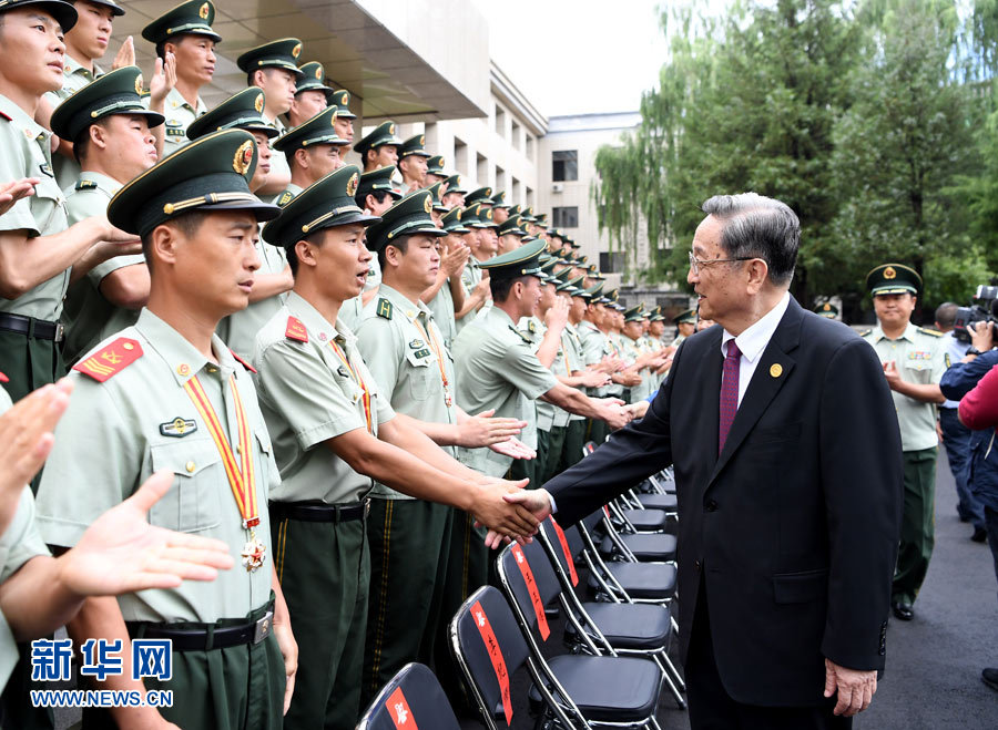 8月7日，中共中央政治局常委、全國政協(xié)主席、中央代表團(tuán)團(tuán)長俞正聲率代表團(tuán)部分成員分別赴內(nèi)蒙古軍區(qū)、武警內(nèi)蒙古總隊(duì)、武警內(nèi)蒙古森林總隊(duì)慰問，并會見自治區(qū)政法干警代表。這是俞正聲會見武警內(nèi)蒙古森林總隊(duì)官兵。新華社記者 張領(lǐng) 攝