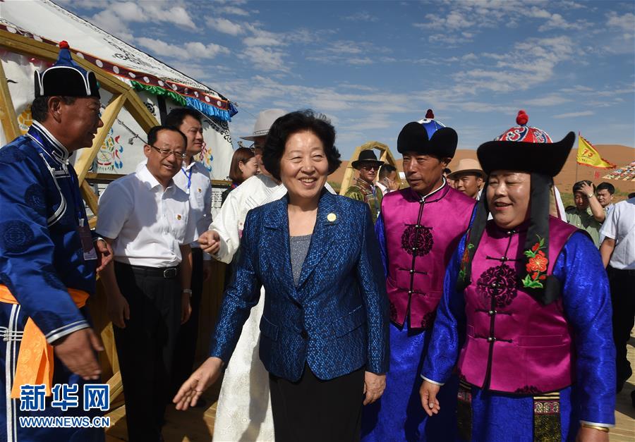 8月10日，中共中央政治局委員、中央統(tǒng)戰(zhàn)部部長、中央代表團副團長孫春蘭率中央代表團三分團繼續(xù)在內(nèi)蒙古自治區(qū)阿拉善盟看望慰問，把以習(xí)近平同志為核心的黨中央的親切關(guān)懷和全國各族人民的美好祝福帶給阿拉善各族各界干部群眾。這是孫春蘭在牧民張輝生（右二）家了解生產(chǎn)生活情況。新華社記者 任軍川 攝