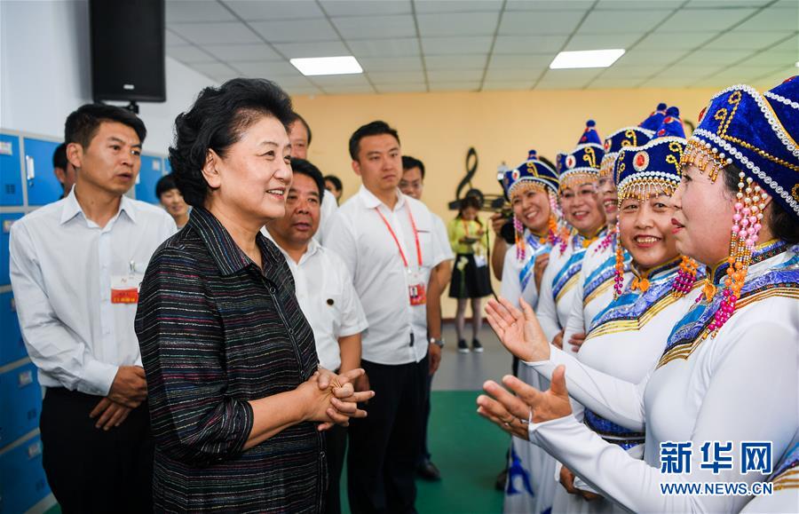 8月11日，中共中央政治局委員、國務(wù)院副總理、中央代表團副團長劉延?xùn)|率中央代表團二分團，看望慰問烏蘭察布各族干部群眾，轉(zhuǎn)達以習(xí)近平同志為核心的黨中央的親切關(guān)懷和全國人民的美好祝愿。這是劉延?xùn)|在考察察哈爾社區(qū)時與居民們親切交談。新華社記者 連振 攝