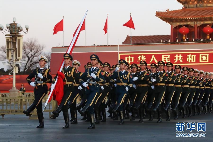 （社會）（3）人民解放軍首次執(zhí)行天安門廣場升國旗任務(wù)