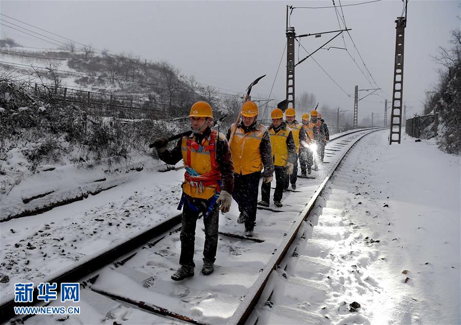 （走基層 聽(tīng)民聲）（1）鐵路守護(hù)者 隧道“打冰人”