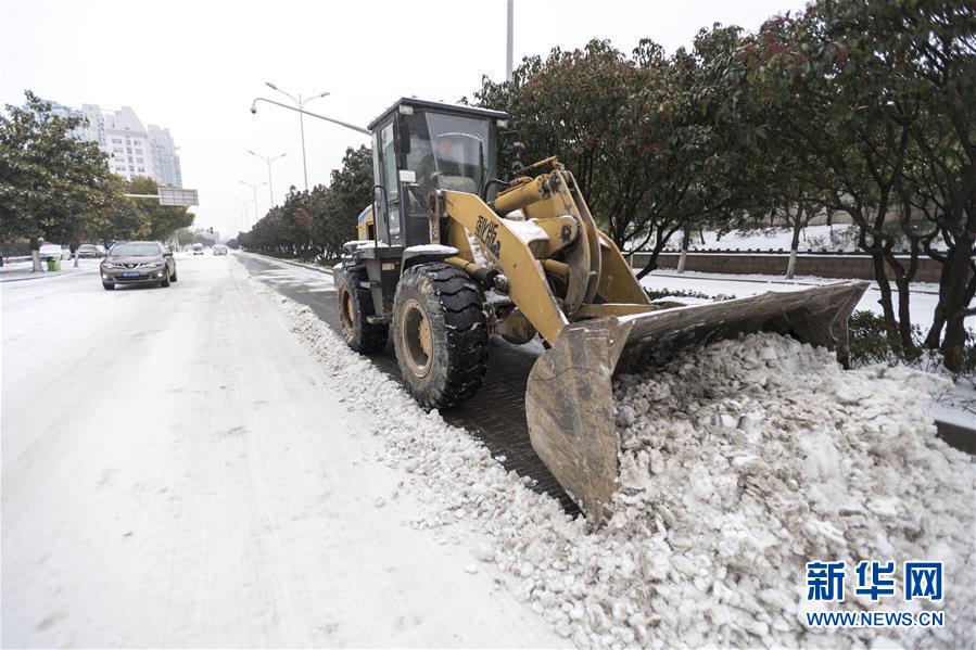 （新華全媒頭條）（9）雨雪冰凍中，他們奮力前行——基層黨員干群抗擊冰雪災(zāi)害紀實