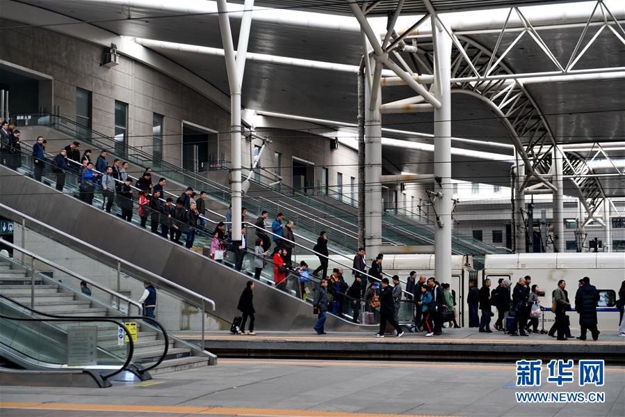 （經(jīng)濟(jì)）（3）4月10日起全國鐵路實行新列車運行圖               