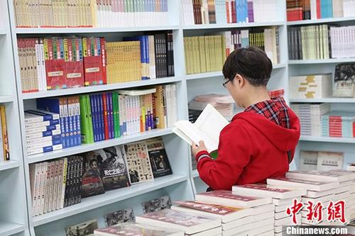 5月9日，一女子在哈爾濱市某書店選購圖書。從5月1日至5月4日，全國32家紙廠宣布漲價(jià)，各紙種漲價(jià)幅度為每噸100元至300元不等。對(duì)此，出版行業(yè)業(yè)內(nèi)人士表示“因?yàn)榧垙垉r(jià)格上漲，直接造成了出版成本的明顯增加，出版行業(yè)只能被迫對(duì)圖書定價(jià)進(jìn)行調(diào)整。”
<a target='_blank' >中新社</a>記者 于琨 攝