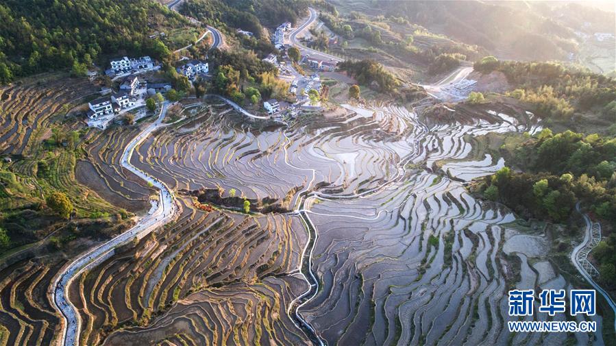 （壯闊東方潮 奮進(jìn)新時(shí)代——慶祝改革開(kāi)放40年）（8）美麗中華大地書(shū)寫(xiě)綠色傳奇