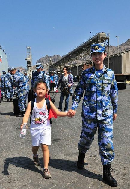 2015年3月，也門，海軍女戰(zhàn)士牽著一名小女孩的手準(zhǔn)備登上軍艦。