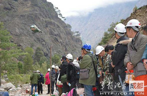 2015年4月，因地震被困尼泊爾的中國(guó)公民準(zhǔn)備登機(jī)