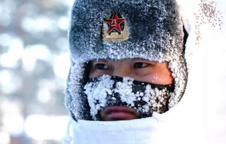 2018年2月5日，駐守在漠河縣北極村的北部戰(zhàn)區(qū)陸軍某部官兵在執(zhí)勤（來(lái)源：新華社）