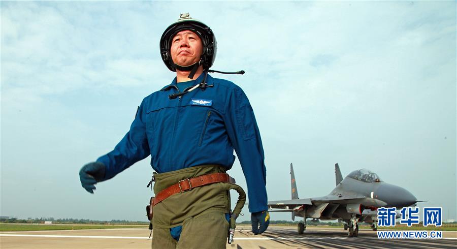 （新華全媒頭條·圖文互動）（1）戰(zhàn)鷹，為祖國奮飛——記空軍航空兵某旅旅長、特級飛行員郝井文