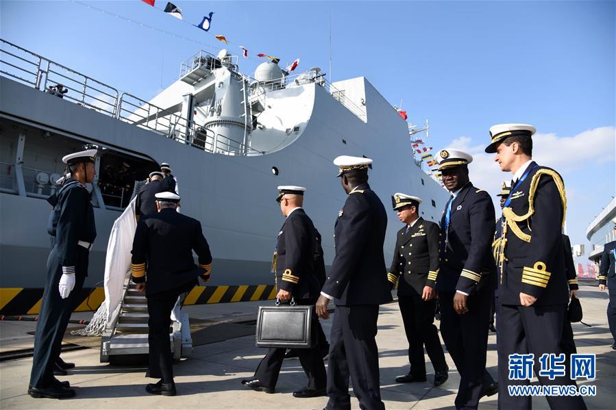 （人民海軍70年）（1）海軍代表團(tuán)登中國(guó)艦船參觀