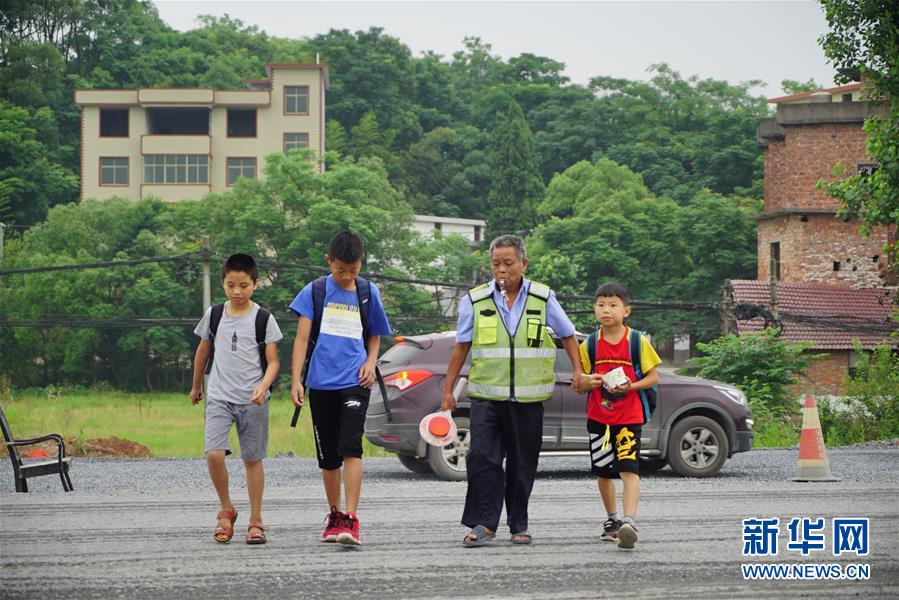 （新華全媒頭條·圖文互動）（11）凝聚民族復(fù)興的精神偉力——以習(xí)近平同志為核心的黨中央重視思想道德建設(shè)關(guān)心關(guān)愛道德模范紀實