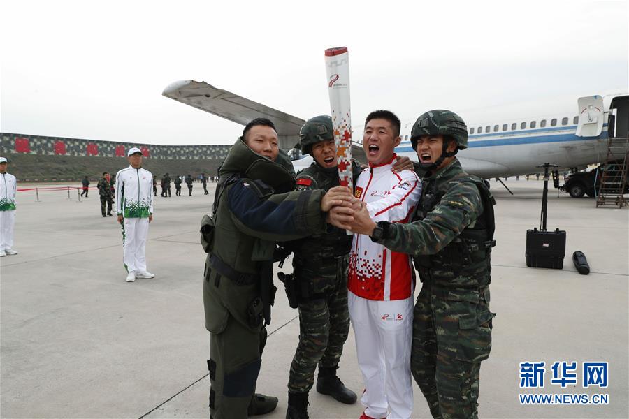 （軍運(yùn)會·圖文互動）（1）軍運(yùn)會軍營火炬?zhèn)鬟f活動最后一站武警獵鷹突擊隊(duì)站舉行（配本社同題文字稿）