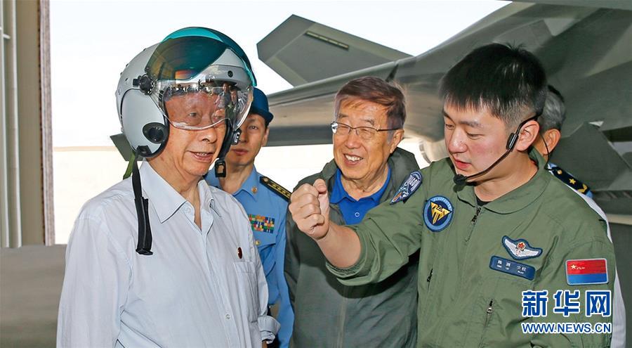 （人民空軍70年·圖文互動）（4）我愛祖國的藍(lán)天——空軍強軍主題紀(jì)念封8張“同框照”背后的故事 