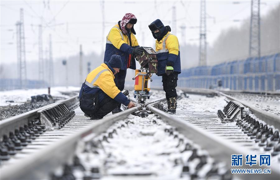 （新春走基層）（6）嚴寒下的“鐵路醫(yī)生”：風(fēng)雪中守護回家路