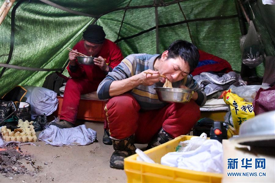 （新春走基層·圖文互動）（6）大漠中，一頂帳篷守歲五年