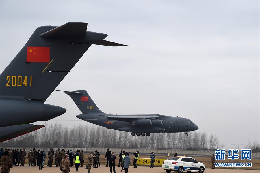 （聚焦疫情防控·圖文互動）（4）空軍出動3型11架運輸機多地同步向武漢空運醫(yī)療隊員