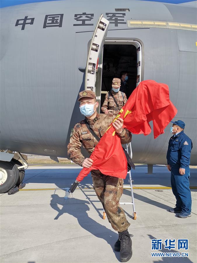 （聚焦疫情防控·圖文互動(dòng)）（5）空軍第四次向武漢大規(guī)?？者\(yùn)醫(yī)療隊(duì)員和物資