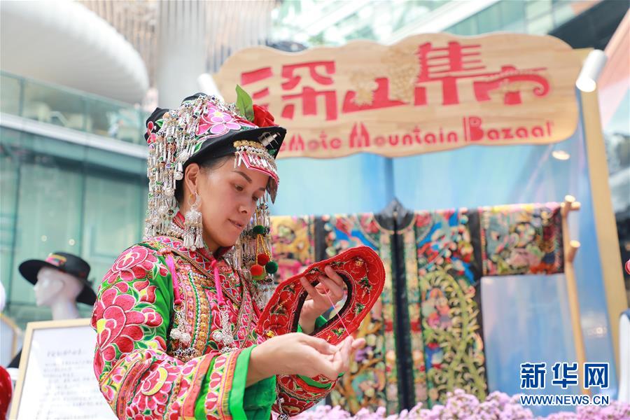 （脫貧攻堅風采錄·帶頭人·圖文互動）（2）背著娃繡著花 養(yǎng)活自己養(yǎng)活家——夏華和13000名大山繡娘的“中國夢”