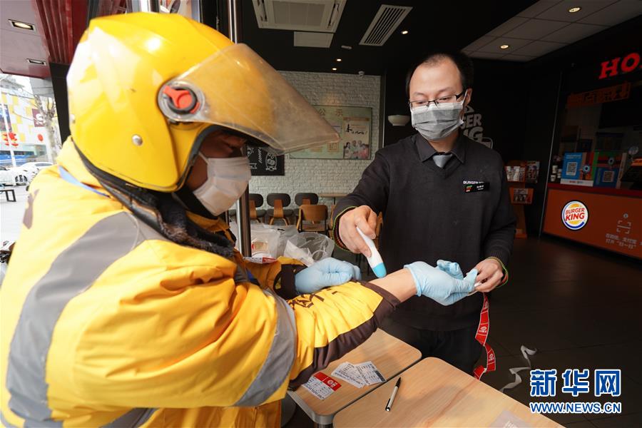 （在習(xí)近平新時(shí)代中國特色社會主義思想指引下——新時(shí)代新作為新篇章·習(xí)近平總書記關(guān)切事·圖文互動）（19）精準(zhǔn)發(fā)力抓統(tǒng)籌——各地落實(shí)“分區(qū)分級”有序恢復(fù)生產(chǎn)生活