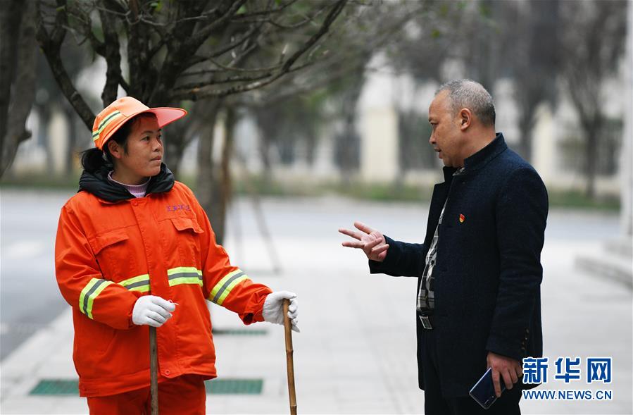 （新華全媒頭條·圖文互動）（2）來自大山深處的“移民管家”——記貴州正安縣瑞濠街道辦事處主任吳太璽