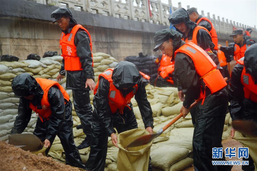 （防汛抗洪·圖文互動(dòng)）（1）洪水不退，子弟兵誓死不退——解放軍和武警部隊(duì)官兵參與洪澇災(zāi)害搶險(xiǎn)救援記事