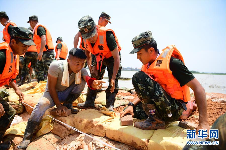 （防汛抗洪·圖文互動(dòng)）（2）洪水不退，子弟兵誓死不退——解放軍和武警部隊(duì)官兵參與洪澇災(zāi)害搶險(xiǎn)救援記事