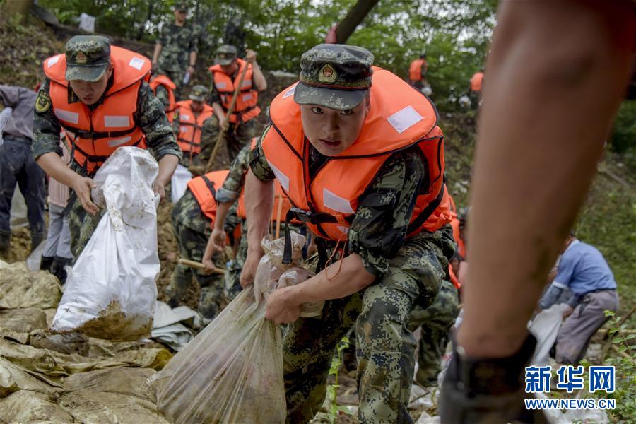 （防汛抗洪·圖文互動(dòng)）（6）洪水不退，子弟兵誓死不退——解放軍和武警部隊(duì)官兵參與洪澇災(zāi)害搶險(xiǎn)救援記事