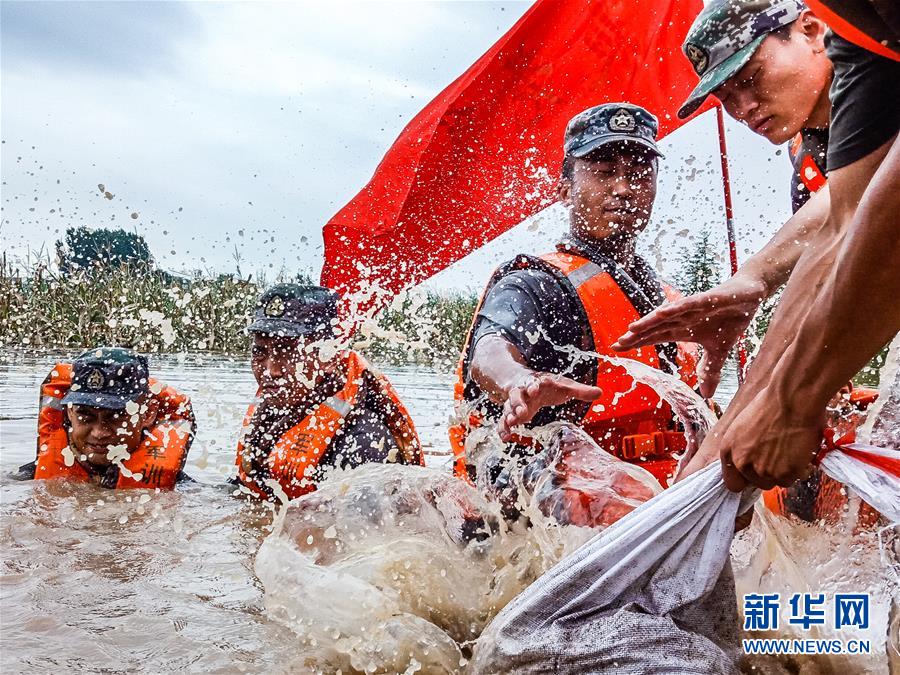 （防汛抗洪·圖文互動(dòng)）（9）洪水不退，子弟兵誓死不退——解放軍和武警部隊(duì)官兵參與洪澇災(zāi)害搶險(xiǎn)救援記事