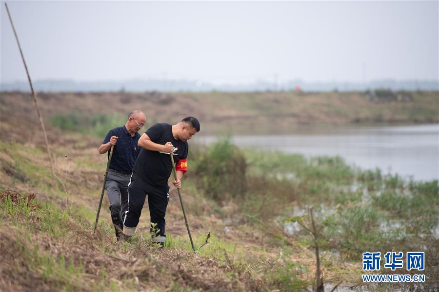 （防汛抗洪·圖文互動(dòng)）（1）在大堤上成長，為人民守護(hù)——洪水中的青年“生力軍”