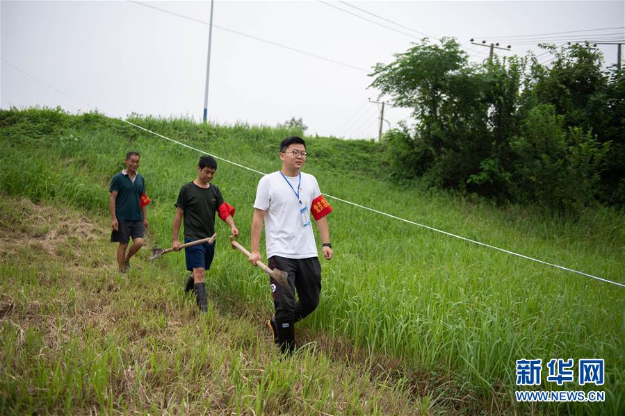 （防汛抗洪·圖文互動(dòng)）（3）在大堤上成長，為人民守護(hù)——洪水中的青年“生力軍”