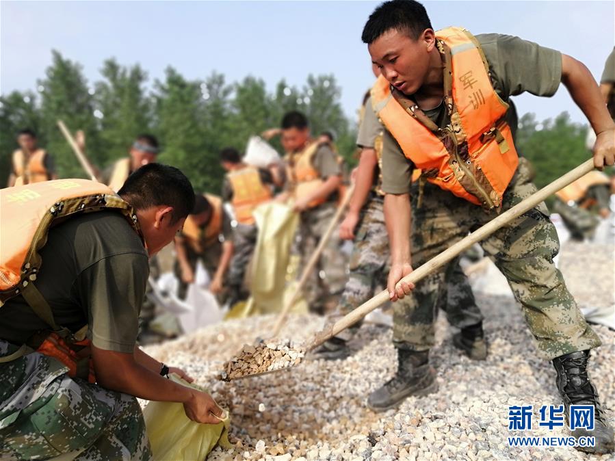 （圖文互動(dòng)）（4）五十勇士戰(zhàn)江洲——陸軍第71集團(tuán)軍某旅工兵連黨員突擊隊(duì)九江搶險(xiǎn)記事