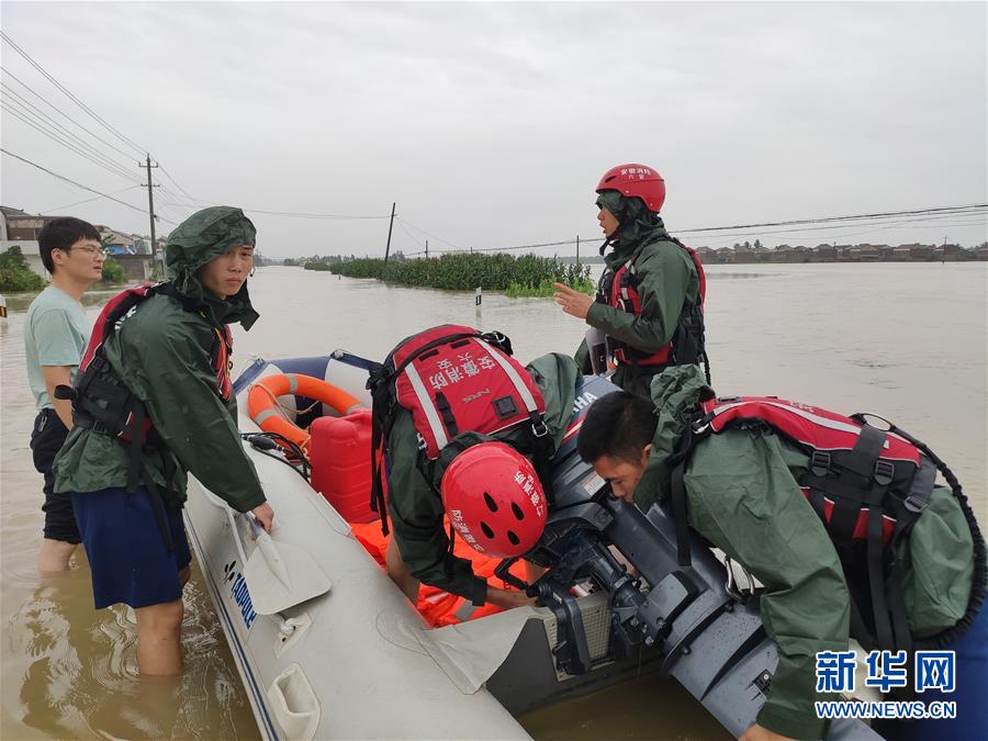 （新華全媒頭條·圖文互動）（1）青春出列——暴雨洪峰中的熱血成人禮