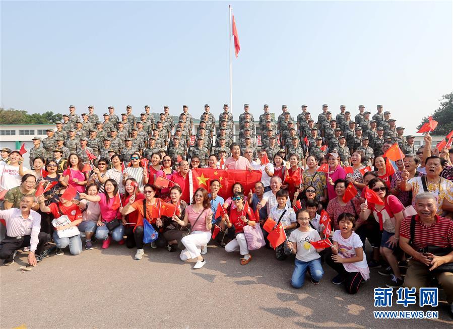 （圖文互動）（4）“我和我的祖國，一刻也不能分割”——解放軍駐香港部隊與市民共同慶祝國慶70周年見聞