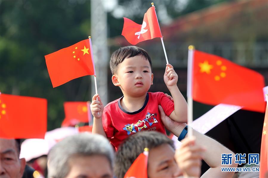 （圖文互動）（2）“我和我的祖國，一刻也不能分割”——解放軍駐香港部隊與市民共同慶祝國慶70周年見聞