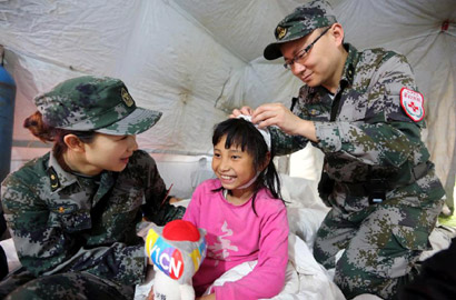 夫妻軍醫(yī)地震災區(qū)攜手救援