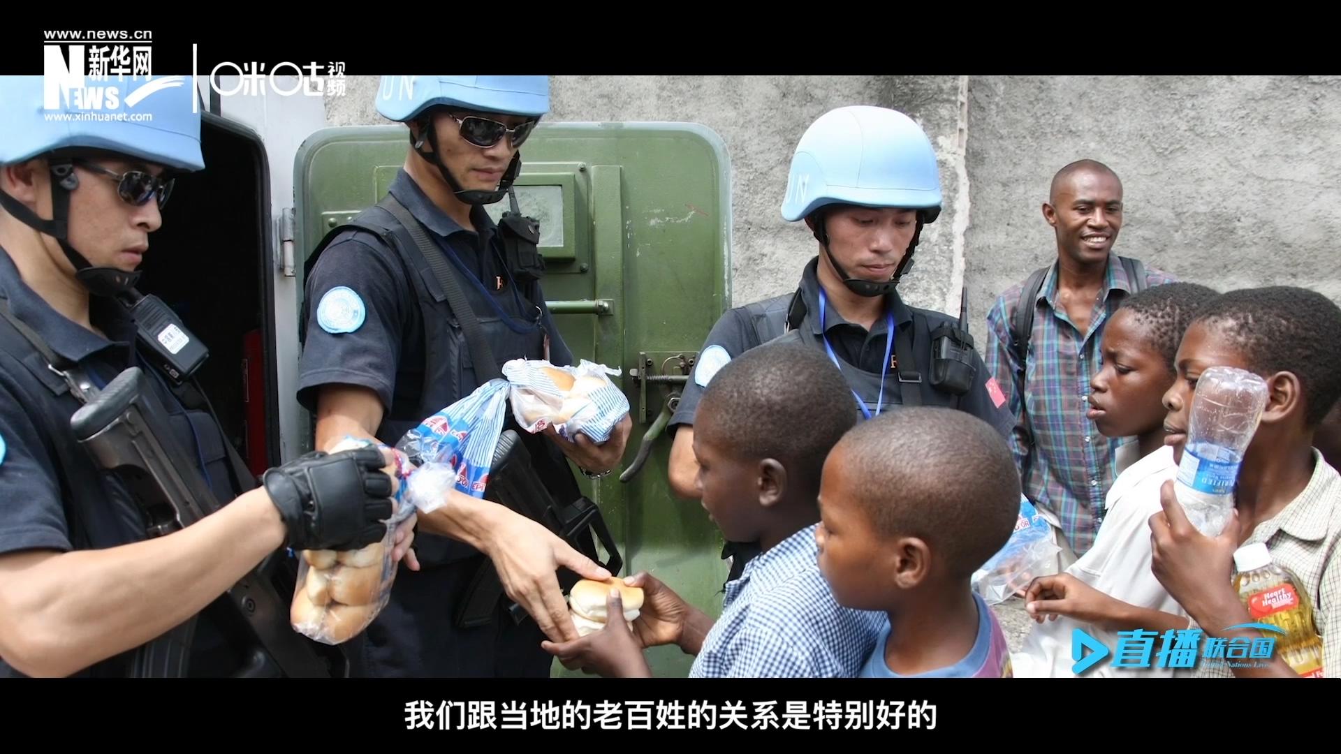 這群胸前印著五星紅旗的警察，在當?shù)孛癖娦睦镉兄恋榈榈姆萘?，也傳遞出許多的善意與感動。