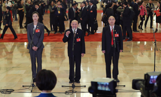 魏秋月、孟廣祿、薛晨陽代表接受采訪