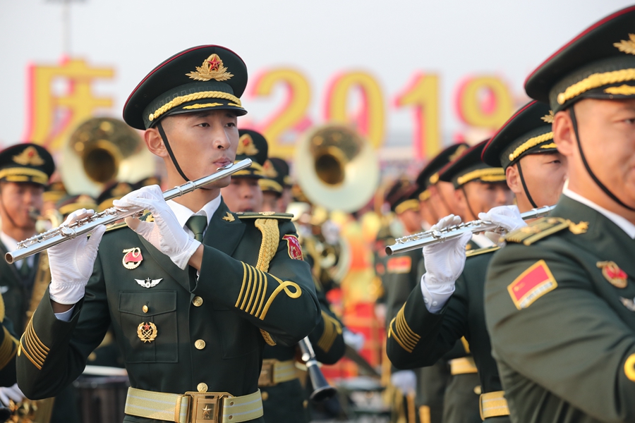 解放軍聯(lián)合軍樂團在廣場就位后進行準備工作和試奏。據(jù)了解，解放軍聯(lián)合軍樂團此次演奏是從開國大典至今歷次閱兵以來演奏曲目最多的一次，不少曲目是為此次閱兵量身打造的全新作品，此次也是歷次女演奏員最多的一次。