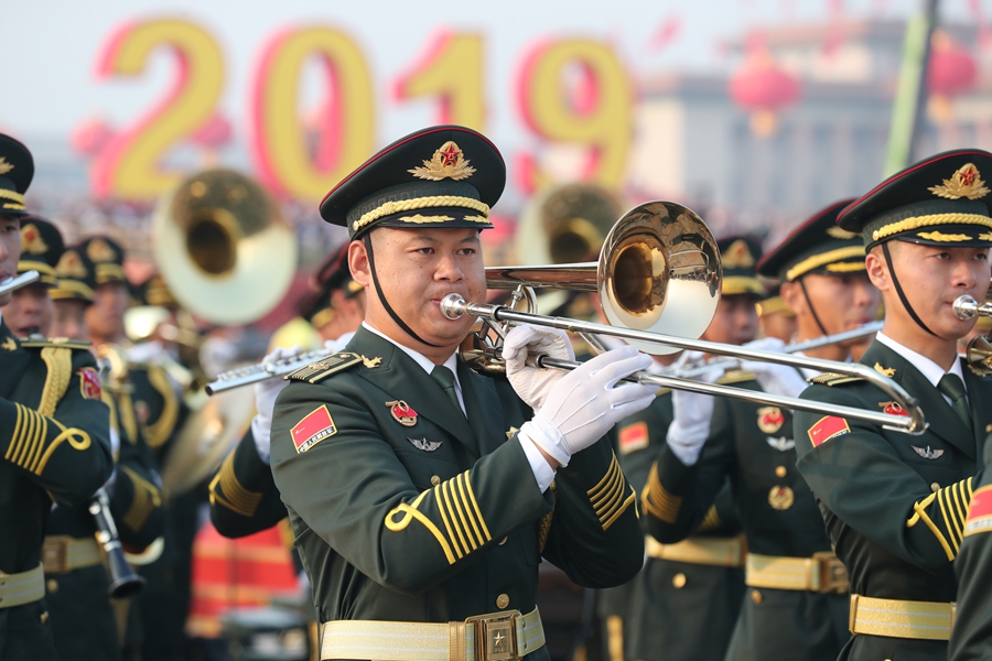 解放軍聯(lián)合軍樂團在廣場就位后進行準備工作和試奏。據(jù)了解，解放軍聯(lián)合軍樂團此次演奏是從開國大典至今歷次閱兵以來演奏曲目最多的一次，不少曲目是為此次閱兵量身打造的全新作品，此次也是歷次女演奏員最多的一次。