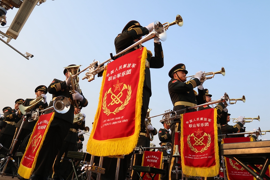 解放軍聯(lián)合軍樂團在廣場就位后進行準備工作和試奏。據(jù)了解，解放軍聯(lián)合軍樂團此次演奏是從開國大典至今歷次閱兵以來演奏曲目最多的一次，不少曲目是為此次閱兵量身打造的全新作品，此次也是歷次女演奏員最多的一次。