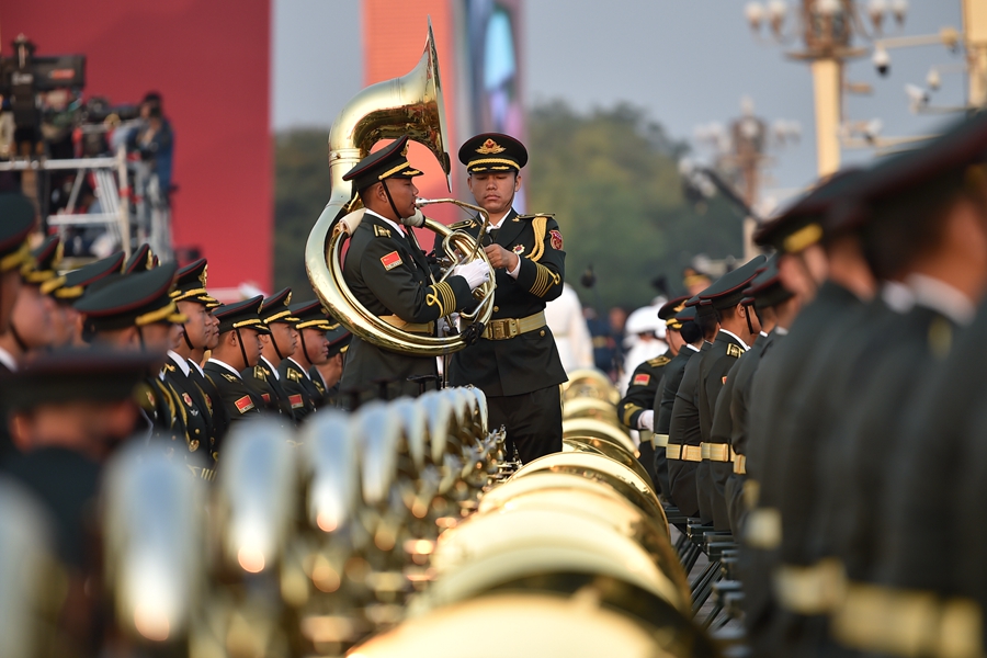 解放軍聯(lián)合軍樂團在廣場就位后進行準備工作和試奏。據(jù)了解，解放軍聯(lián)合軍樂團此次演奏是從開國大典至今歷次閱兵以來演奏曲目最多的一次，不少曲目是為此次閱兵量身打造的全新作品，此次也是歷次女演奏員最多的一次。