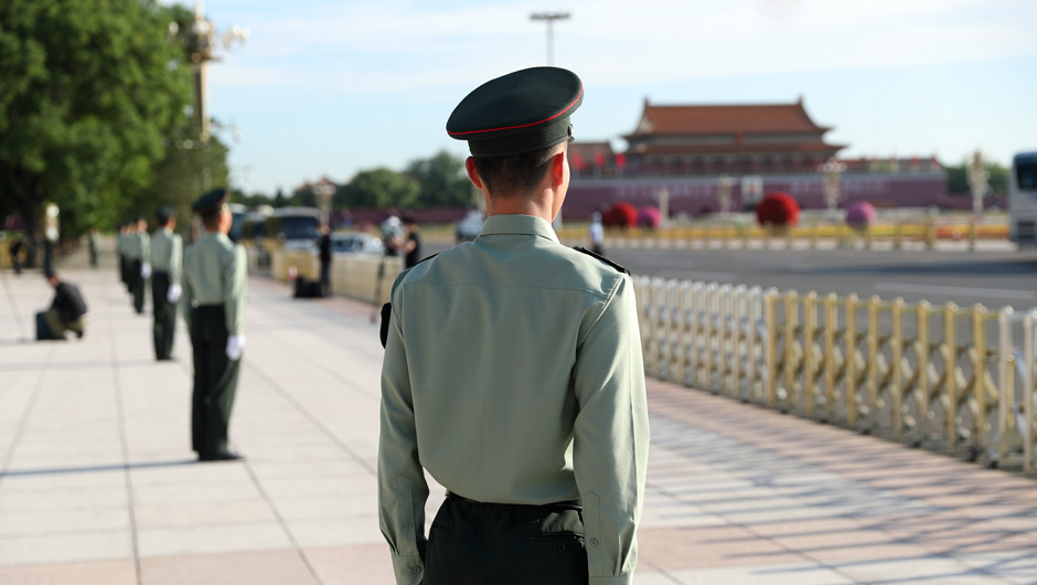 人民大會(huì)堂東門(mén)外