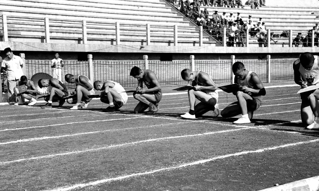 1952年8月2日，慶祝中國人民解放軍建軍25周年全軍運(yùn)動會在北京舉行，運(yùn)動員在進(jìn)行識字賽跑比賽。新華社記者岳國芳攝