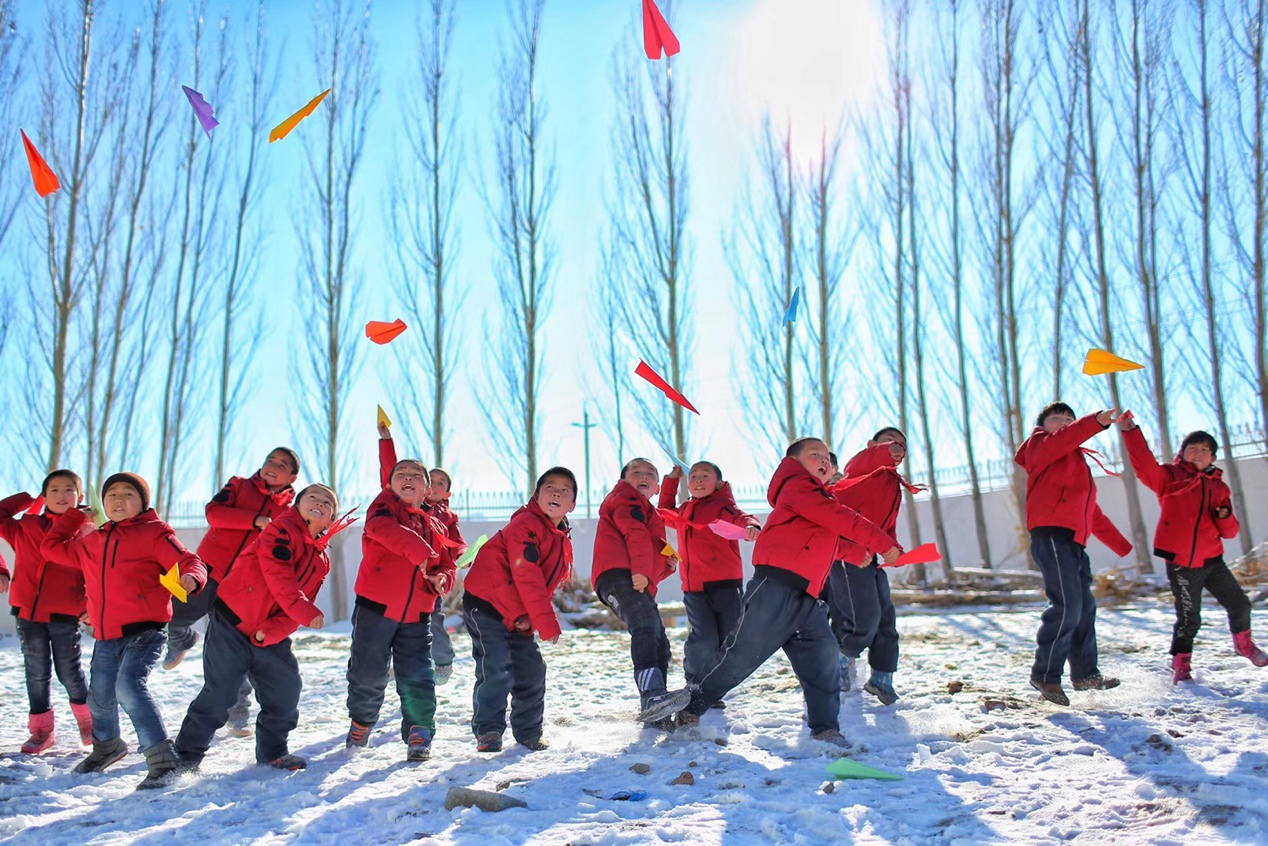 2017年11月15日， “多一克溫暖”公益行動(dòng)走進(jìn)北疆地區(qū)，實(shí)現(xiàn)了從物質(zhì)捐贈(zèng)到“物質(zhì)+精神”溫暖的升級(jí)。 “體操冠軍”楊威、好妹妹樂(lè)隊(duì)等傾情加盟，不僅為孩子們帶來(lái)加厚羽絨服和御寒物資，還準(zhǔn)備了溫暖的課堂。