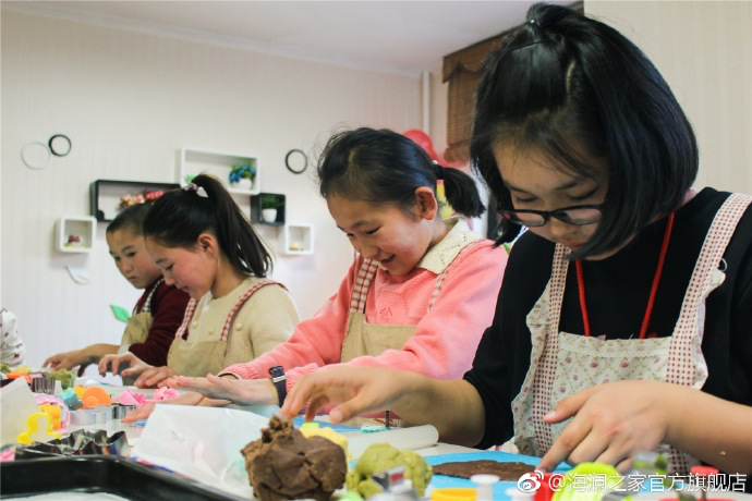 在北京，孩子們上了一節(jié)別開(kāi)生面的廚藝課——手工DIY餅干。孩子們腦洞大開(kāi)親自上手，從制作到出爐不僅留下了噴香的餅干，還留下了珍貴的回憶。親手做的餅干孩子們舍不得獨(dú)享，成為了回程路上最重要的“伴手禮”