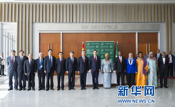 5月5日，中國國務(wù)院總理李克強(qiáng)在亞的斯亞貝巴非洲聯(lián)盟總部會見非盟委員會主席祖馬。這是會見后，李克強(qiáng)同祖馬參加集體合影。新華社記者王曄攝