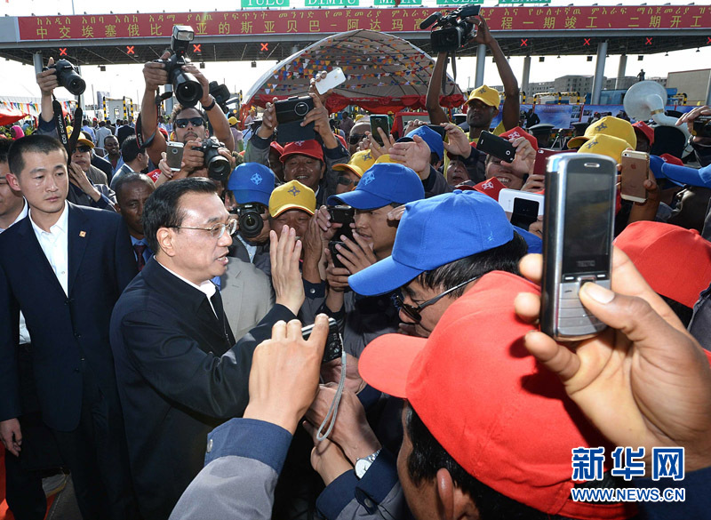 5月5日，中國(guó)國(guó)務(wù)院總理李克強(qiáng)與埃塞俄比亞總理海爾馬里亞姆共同出席亞的斯亞貝巴-阿達(dá)瑪高速公路一期竣工揭牌典禮，并為二期工程開工奠基剪彩。這是典禮結(jié)束后，李克強(qiáng)同工程施工人員親切交談。新華社記者 李濤 攝 