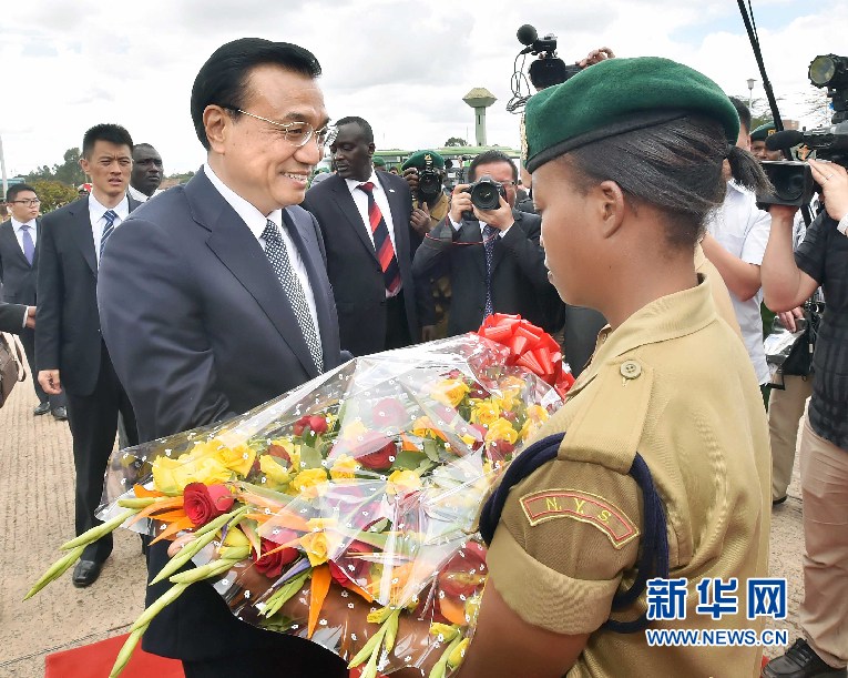 5月11日，中國(guó)國(guó)務(wù)院總理李克強(qiáng)參觀肯尼亞國(guó)家青年服務(wù)隊(duì)。這是服務(wù)隊(duì)隊(duì)員向李克強(qiáng)敬獻(xiàn)鮮花。 新華社記者 李濤 攝